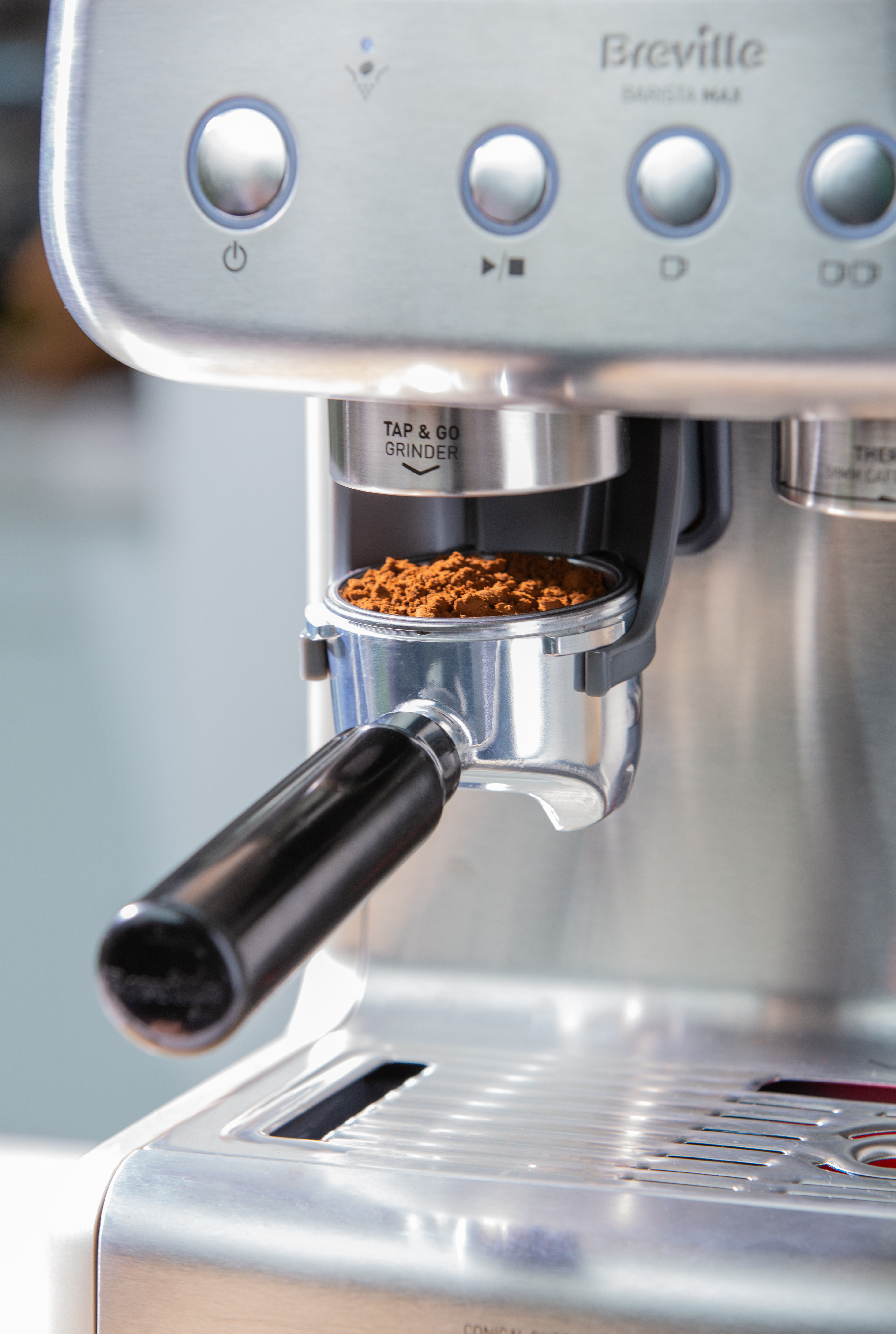 Se desploma el precio de esta cafetera Breville con molinillo integrado:  espressos deliciosos para sentirte todo un barista